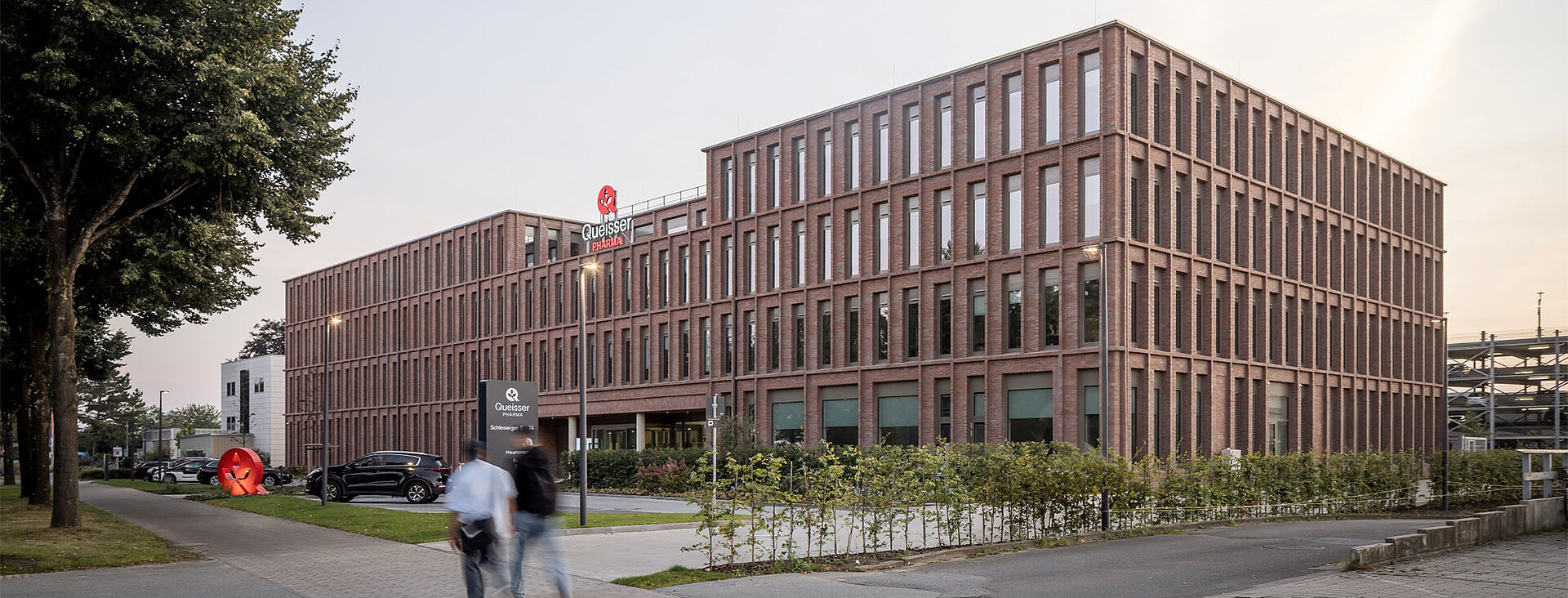 Queisser Pharma Firmengebäude in der Frontansicht